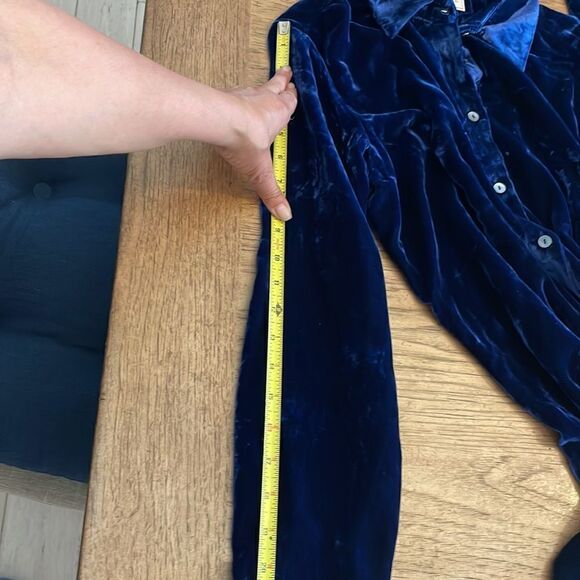 HANNA G. DESIGNED BY ARLEEN BOWMAN. RICH BLUE VELVET BUTTON BLOUSE. NEW… - Picture 8 of 13